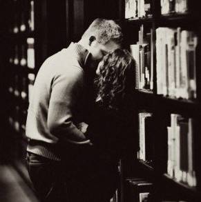 bookstore-couple-kissing-e1424715386166